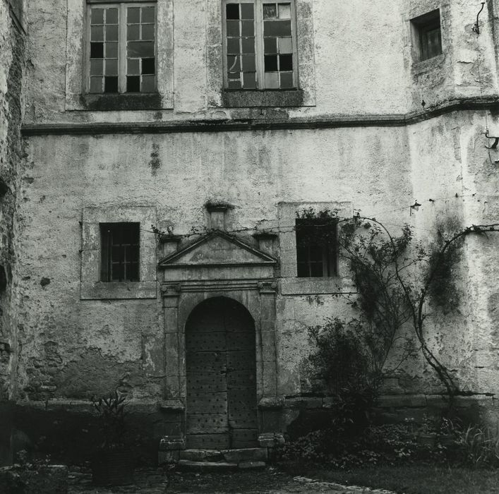 Château de Villeberny : Aile ouest, façade est sur cour, vue partielle