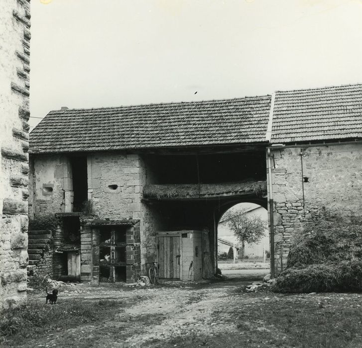 Château de Villeberny : Cour des communs, vue partielle