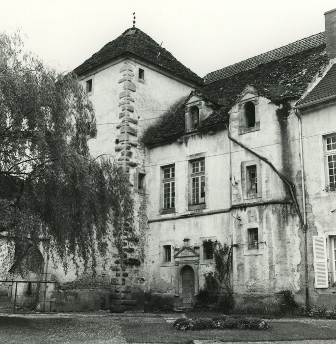 Château de Villeberny : Façade est sur cour, vue partielle