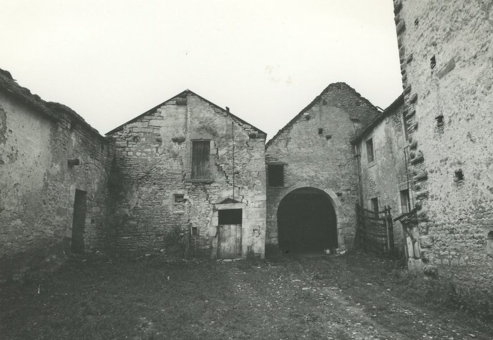 Château de Villeberny : Cour des communs, vue partielle