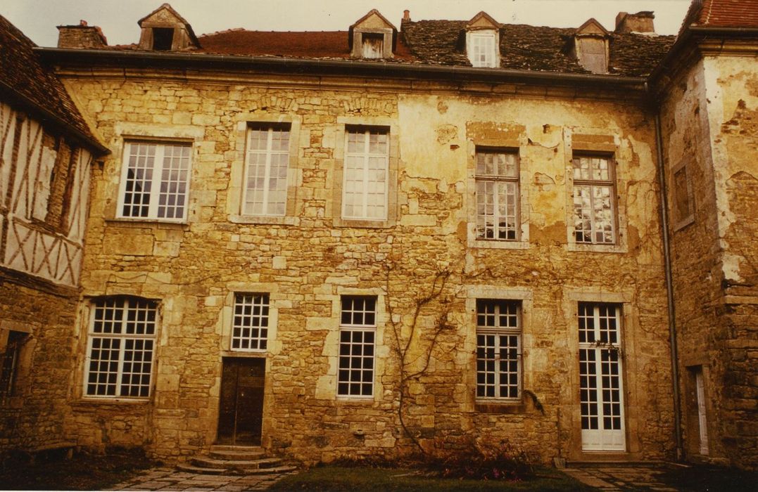 Hôtel Piget : Cour intérieure, aile en retour, façade ouest, vue générale