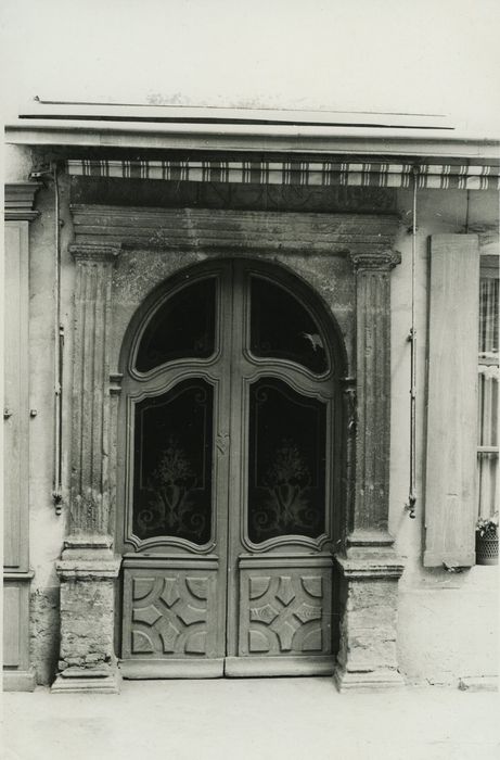 Immeuble : Porte d’accès sur rue, vue générale