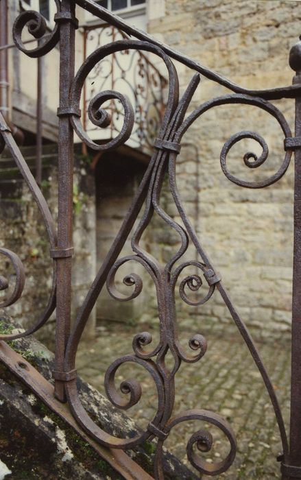 Immeuble dit Maison Bélime : Cour intérieure, détail de la rampe d’escalier menant au perron