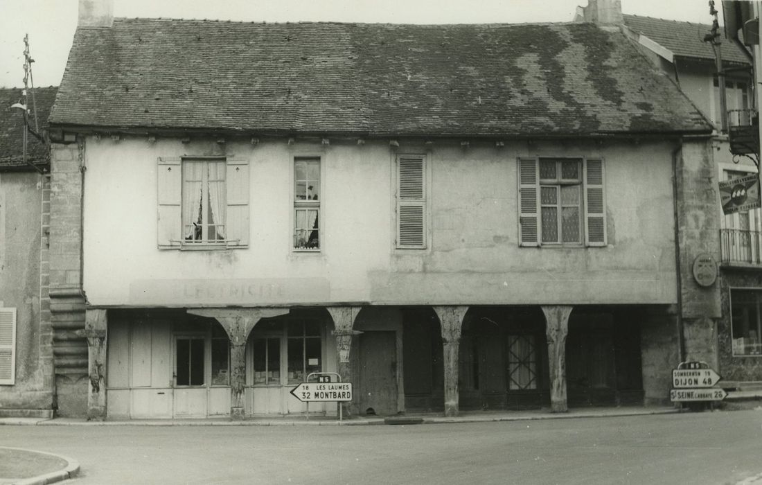 Maison : Façade sur rue, vue générale