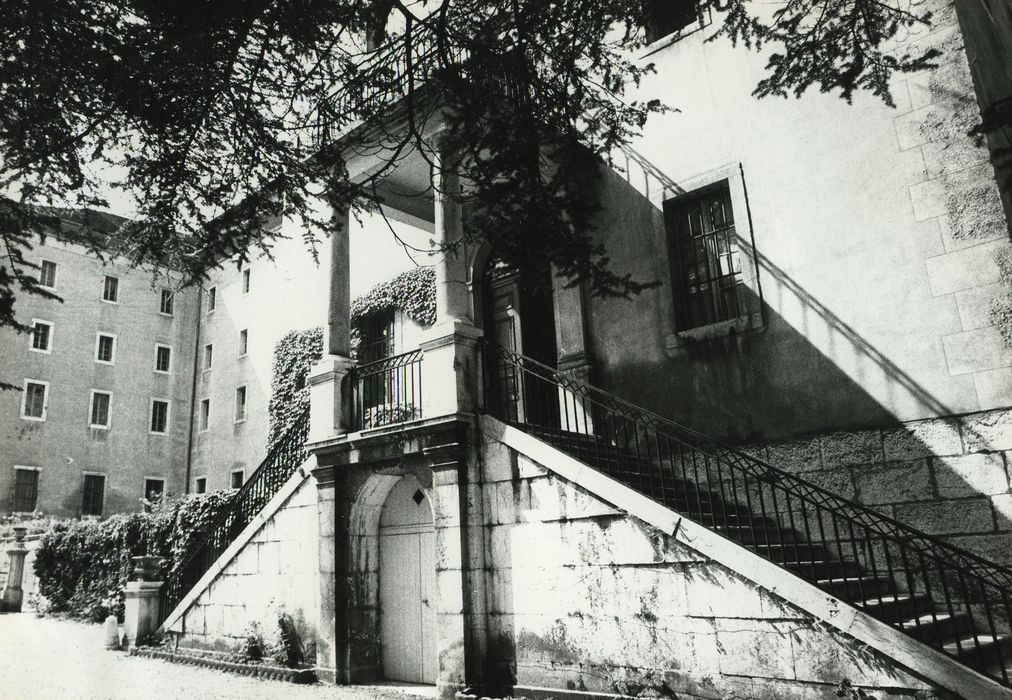 Séminaire (ancien grand) : Façade nord-est, avant-corps centrail, perron d’entrée, vue générale