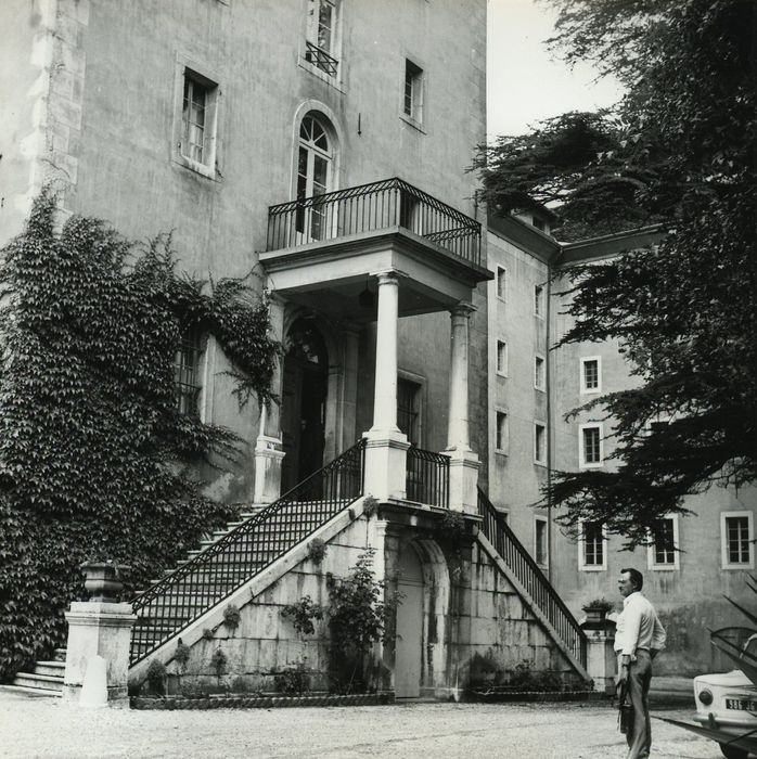 Séminaire (ancien grand) : Façade nord-est, avant-corps centrail, perron d’entrée, vue générale