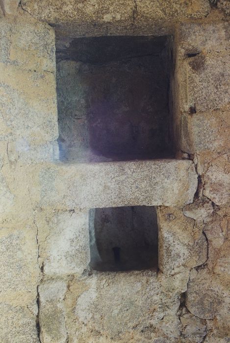 Château fort d'Esplantas : Donjon, niveau 3, salle d’habitation, détail du lavabo et d’une armoire