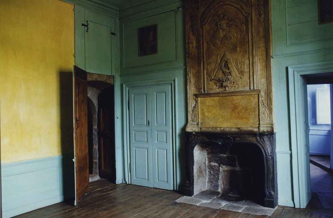 Château fort d'Esplantas : Corps de logis, rez-de-chaussée, chambre n°1, lambris de revêtement, vue partielle