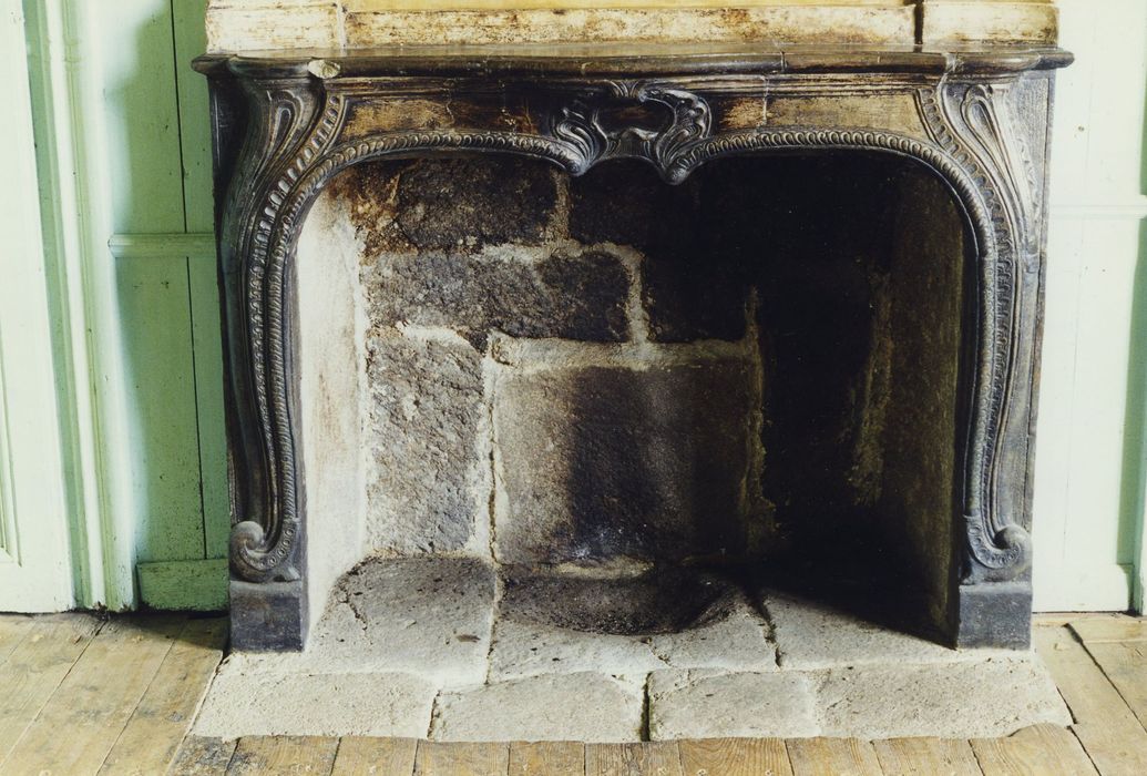 Château fort d'Esplantas : Corps de logis, rez-de-chaussée, chambre n°1, cheminée, vue générale