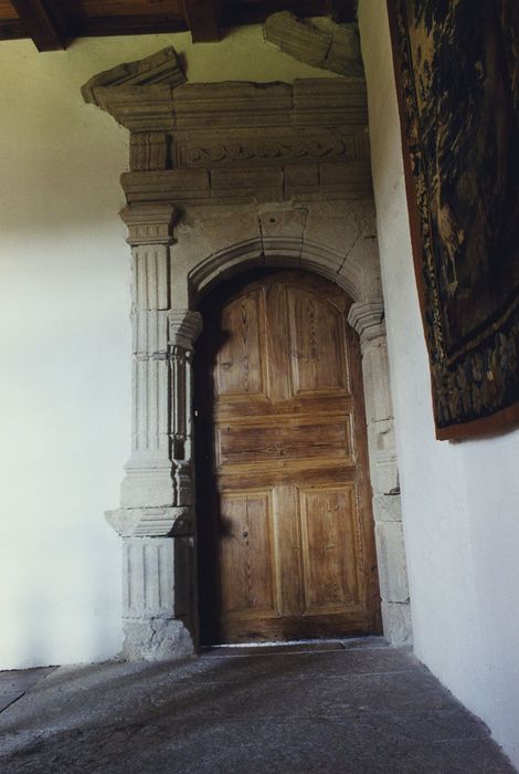 Château fort d'Esplantas : Corps de logis, 1er étage, porte renaissance, vue générale