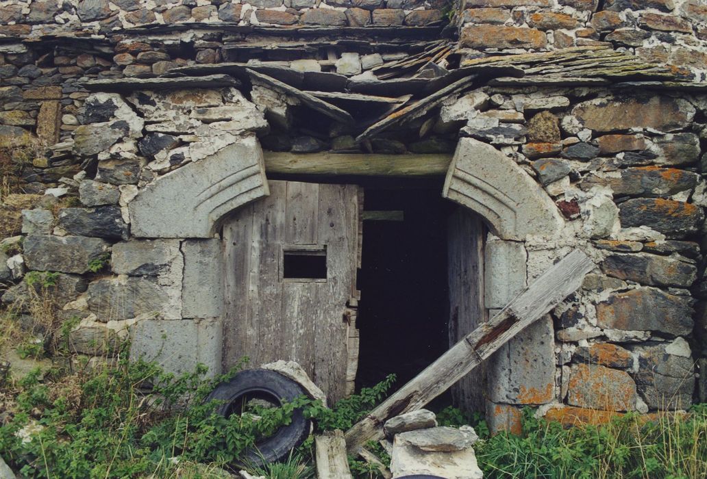 Ferme des Plantins : Façade ouest, détail de la porte de l’arcas