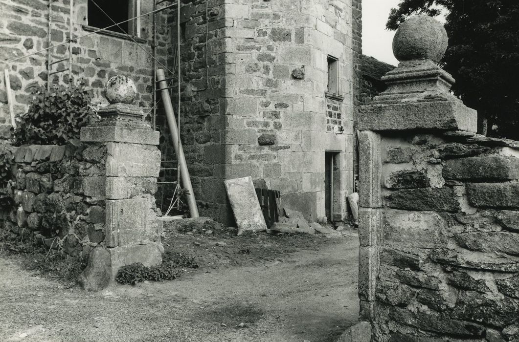 Maison-forte de Freycenet : Portail d’accès nord à la cour, vue générale