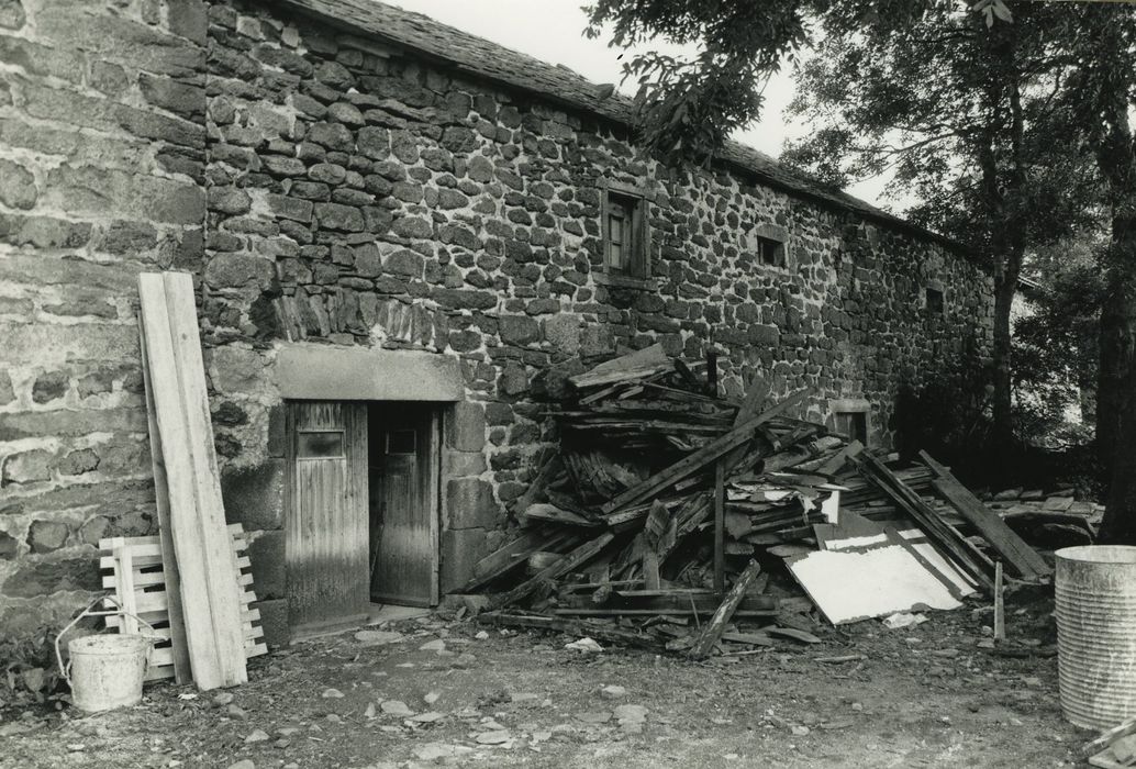 Maison-forte de Freycenet : Communs, façade ouest, vue générale