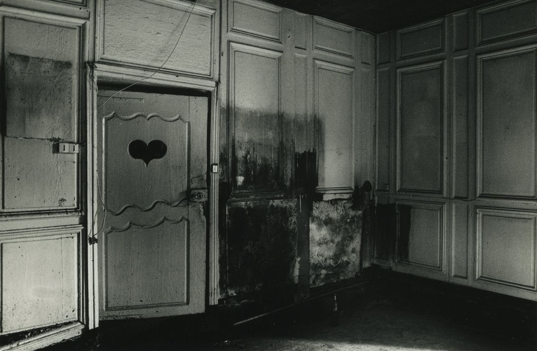 Maison-forte de Freycenet : Rez-de-chaussée, salle à manger, lambris de revêtement, vue partielle