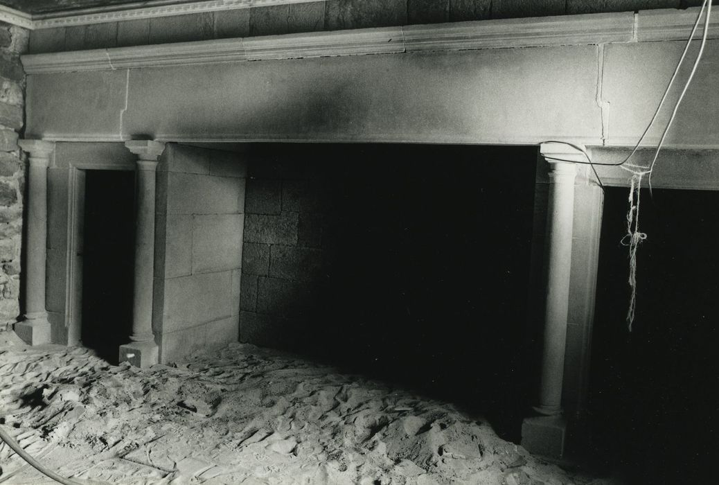 Maison-forte de Freycenet : 1er étage, grande salle, cheminée monumentale, vue générale