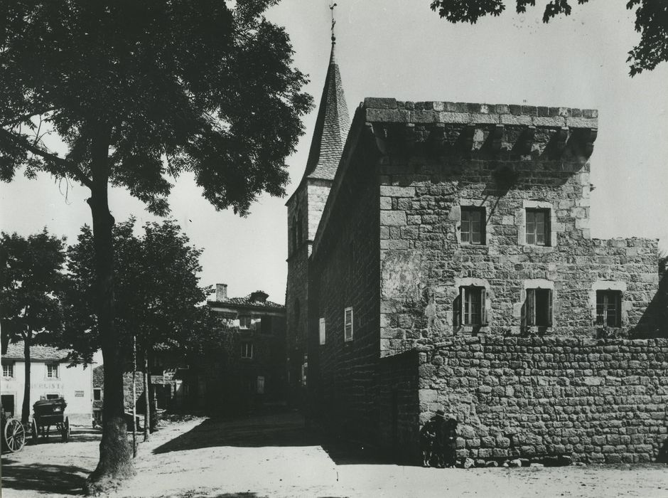 Prieuré fortifié : Façade sud, vue générale