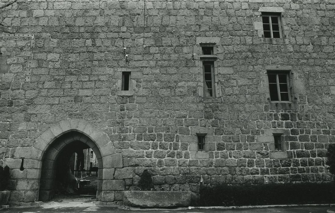 Prieuré fortifié : Façade ouest, vue partielle