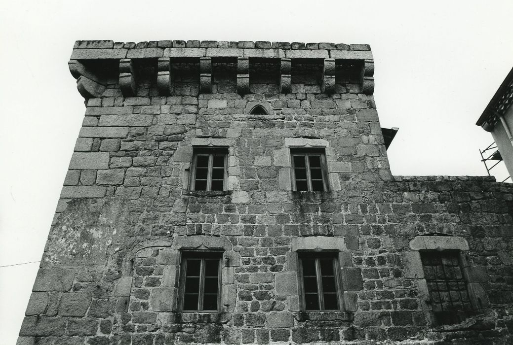 Prieuré fortifié : Façade sud, vue partielle