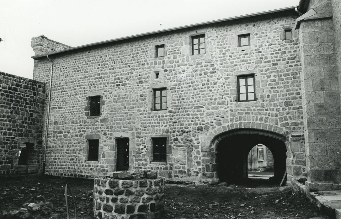 Prieuré fortifié : Façade est, vue générale