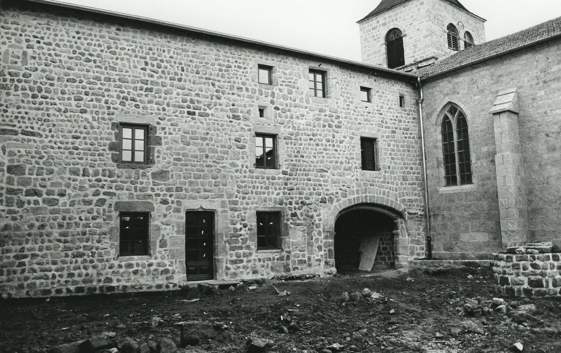 Prieuré fortifié : Façade est, vue générale