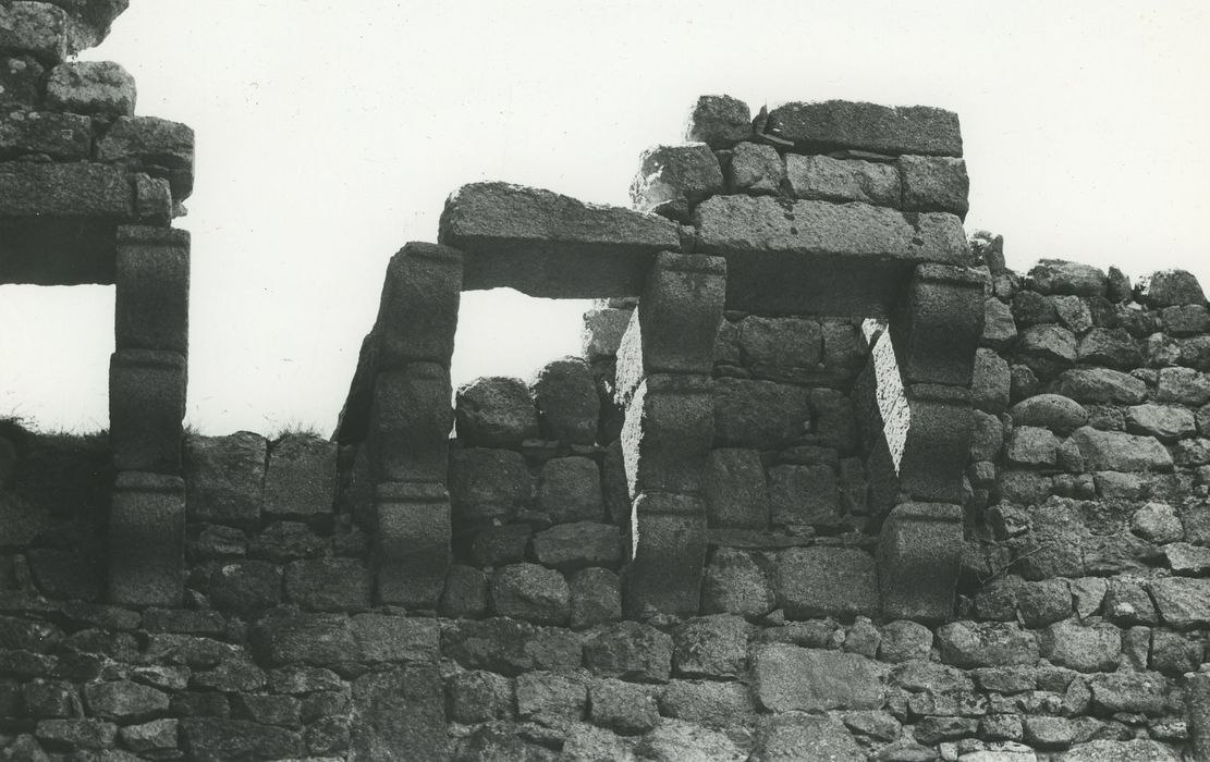 Vestiges du château de Carry : Porte d’accès sud, détail de la bretèche