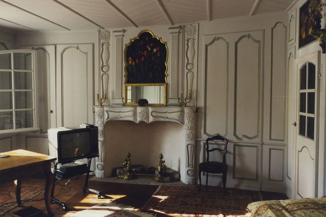 Maison dite Château de la Bilherie : 1er étage, chambre n°2, lambris de revêtement, vue partielle