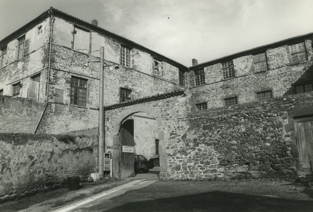 Château fort de Lamothe : Façades sud et ouest sur cour, vue partielle