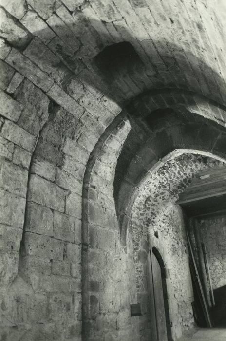 Château fort de Lamothe : Soubassements médiévaux, ancienne entrée du pont-levis, vue partielle