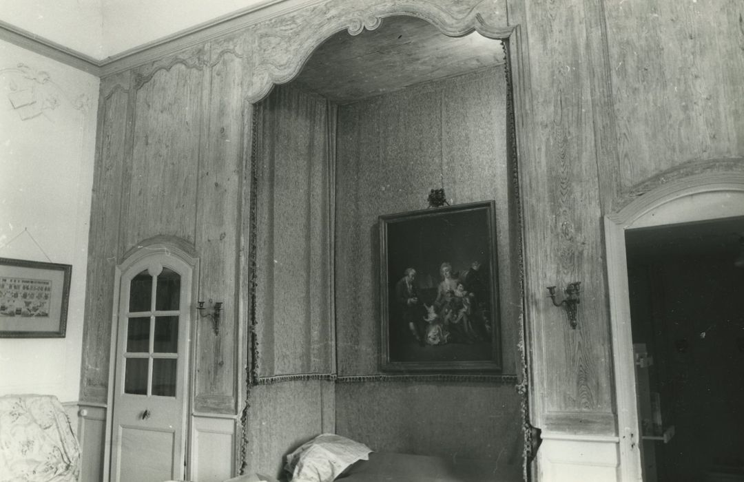 Château fort de Lamothe : Chambre à alcôve, lambris de revêtement, vue partielle