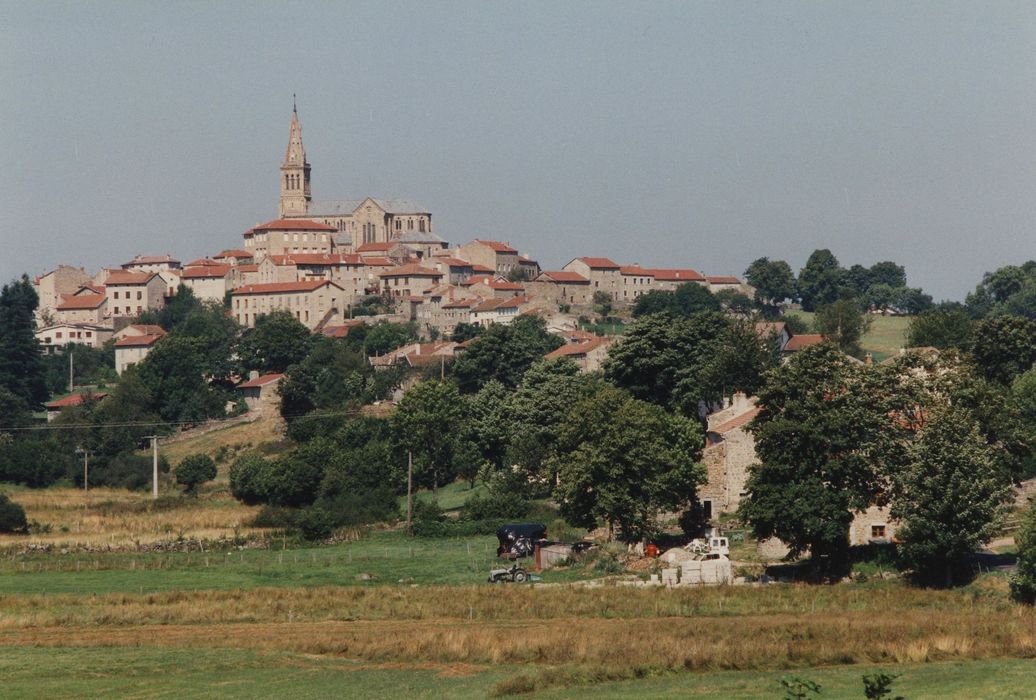 Eglise Saint-Jean de Lapte : Vue générale de l’église dans son environnement urbain