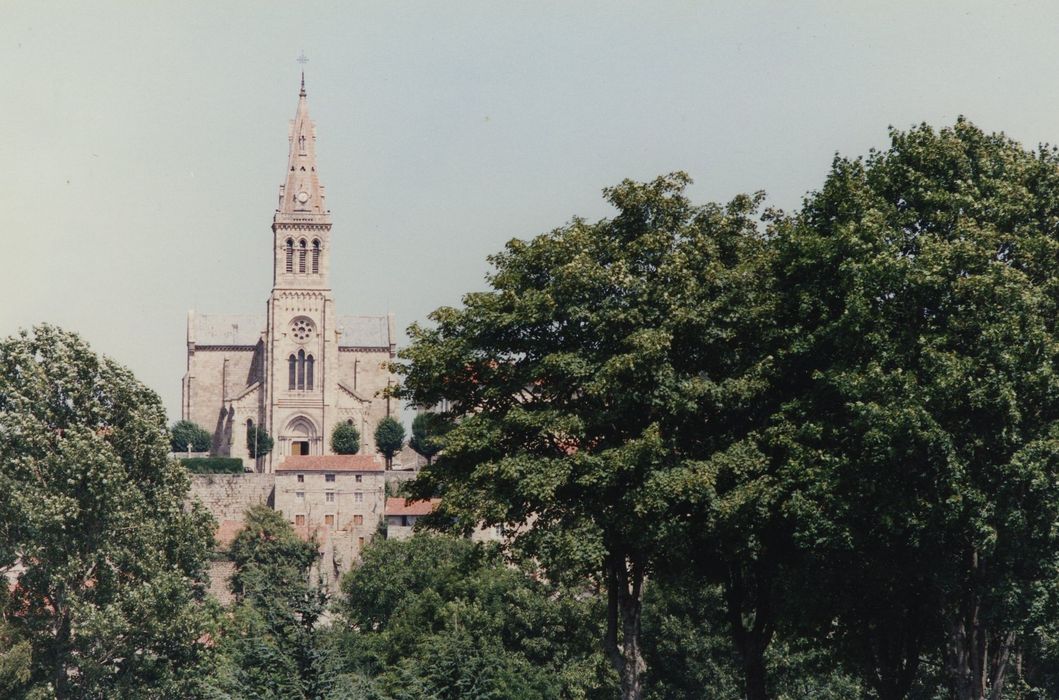 Eglise Saint-Jean de Lapte : Vue générale de l’église dans son environnement depuis le Sud-Ouest