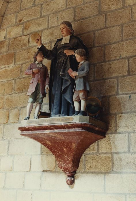 groupe sculpté : Jean-Baptiste de la Salle en compagnie de deux enfants