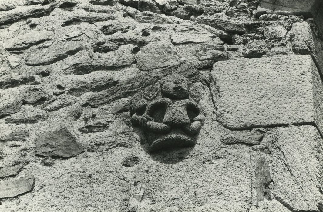 Eglise Notre-Dame de l'Assomption : Portail sud, détail d’un chapiteau sculpté réutilisé