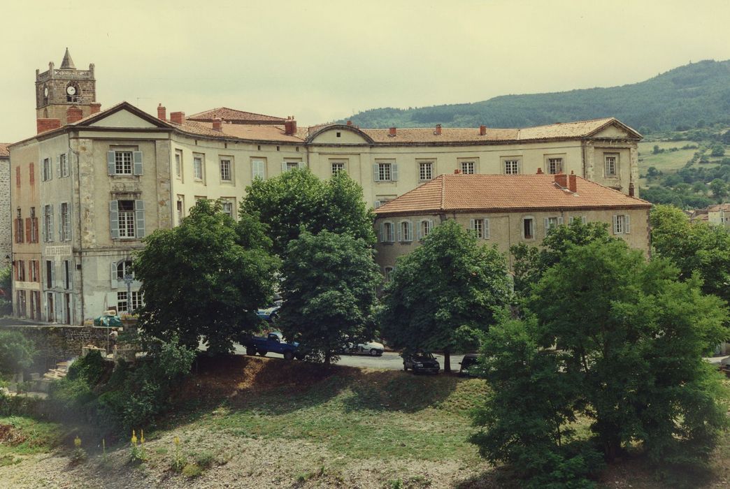 Prieuré de Lavoûte-Chilhac : Façade ouest, vue partielle