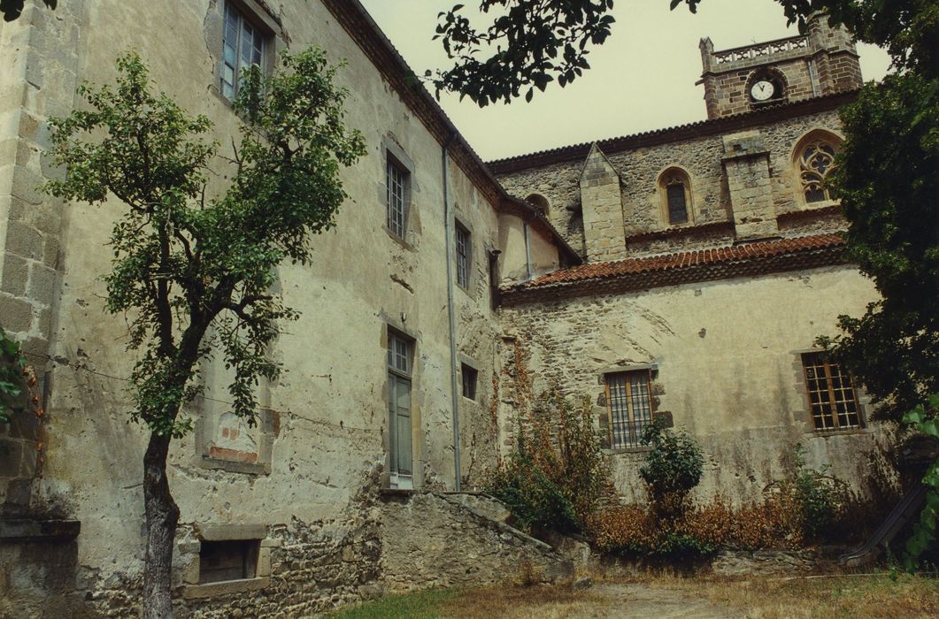 Prieuré de Lavoûte-Chilhac : Aile sud, façade est, vue générale