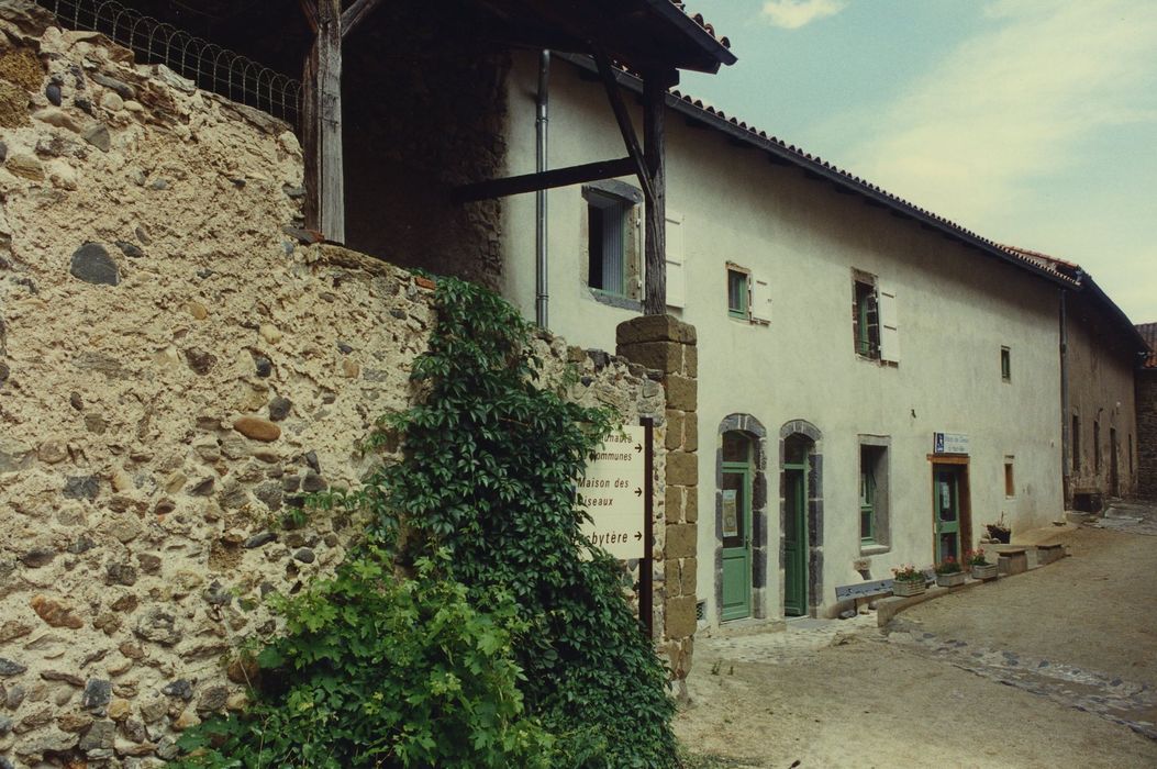 Prieuré de Lavoûte-Chilhac : Intérieur de l’enceinte, façade sud des bâtiments nord, vue générale