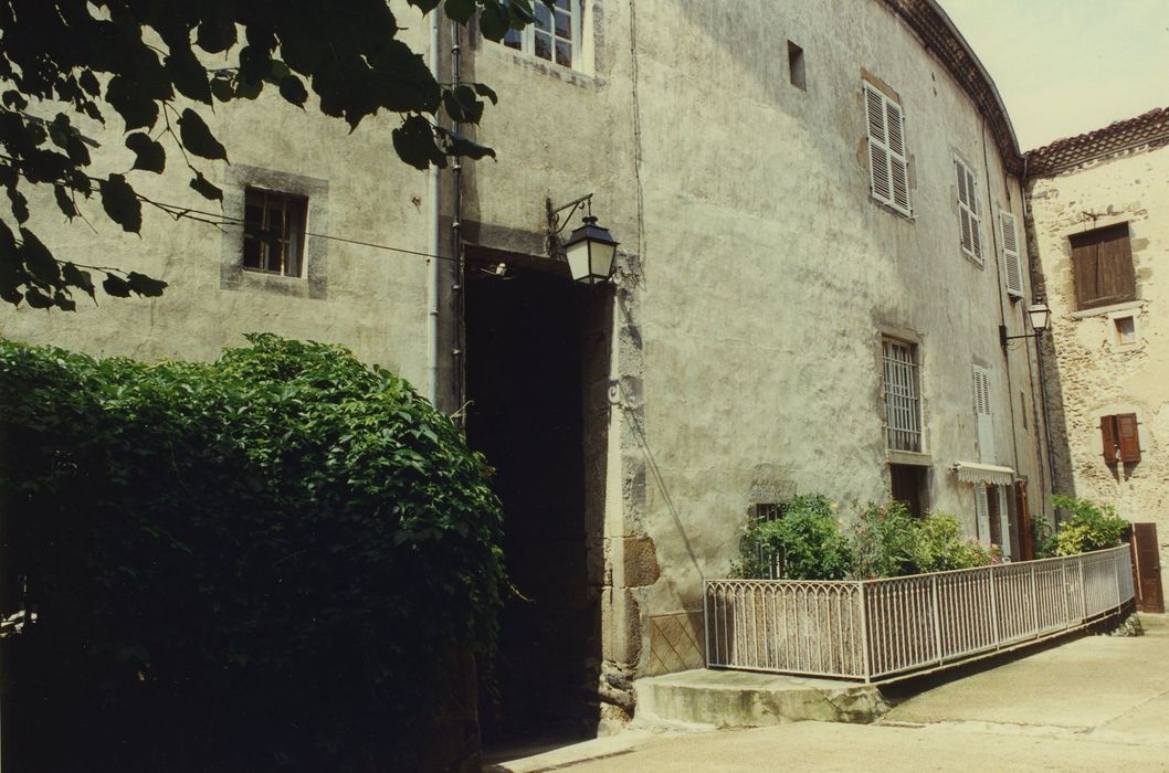 Prieuré de Lavoûte-Chilhac : Intérieur de l’enceinte, aile ouest, façade est, vue partielle