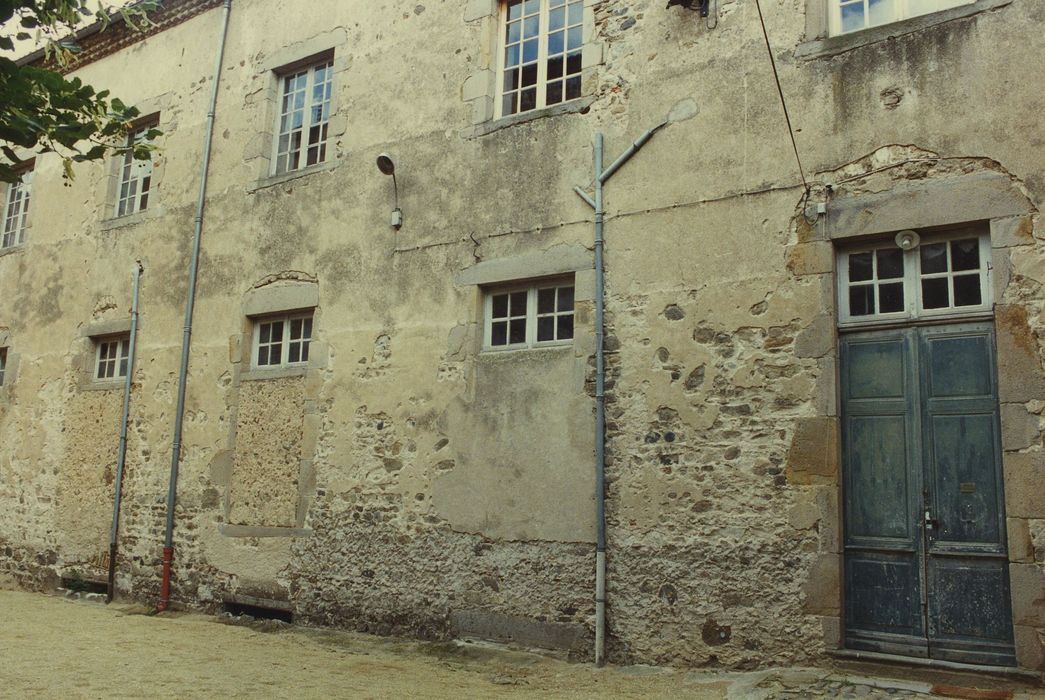 Prieuré de Lavoûte-Chilhac : Intérieur de l’enceinte, aile sud, façade nord, vue partielle