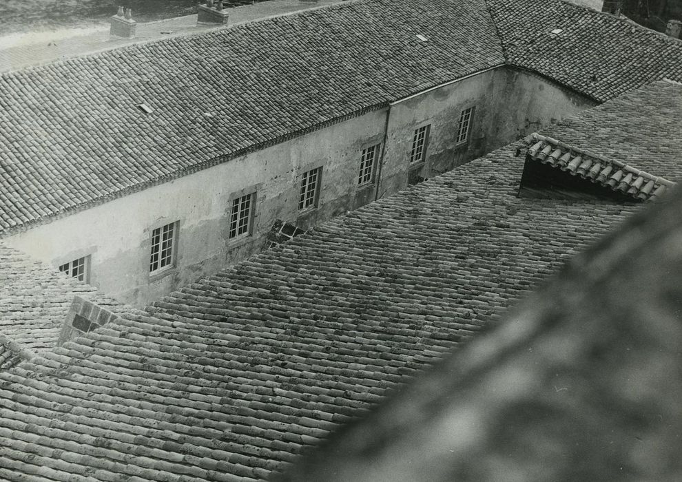 Prieuré de Lavoûte-Chilhac : Aile sud, vue partielle de la toiture