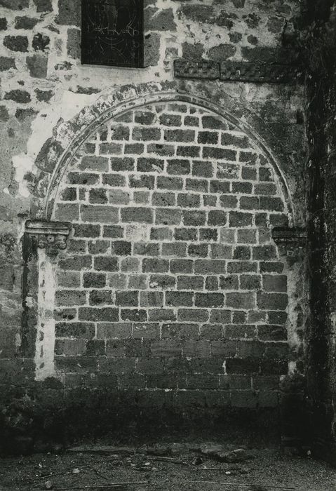 Eglise Saint-Maurice : Façade latérale nord, portail primitif, vue générale