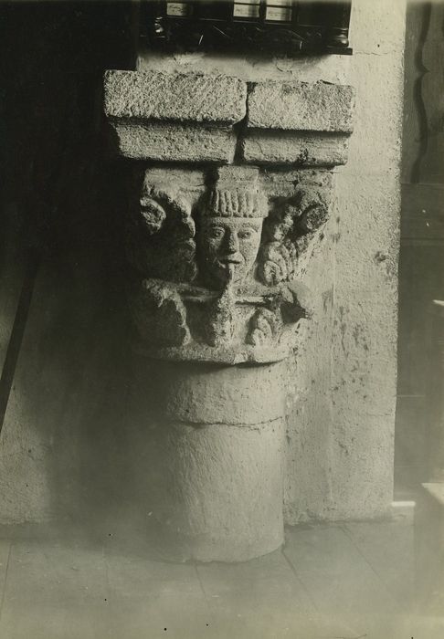 Eglise Saint-Maurice : Détail d’un chapiteau