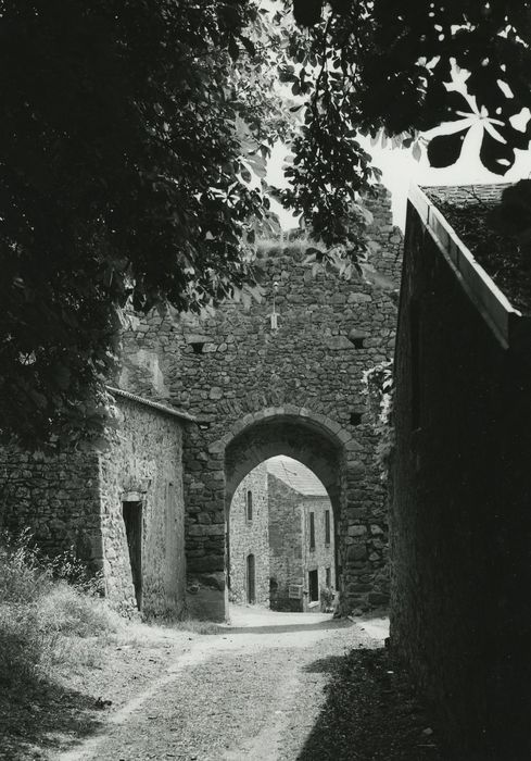 Château de Léotoing : Porterie, élévation ouest, vue partielle