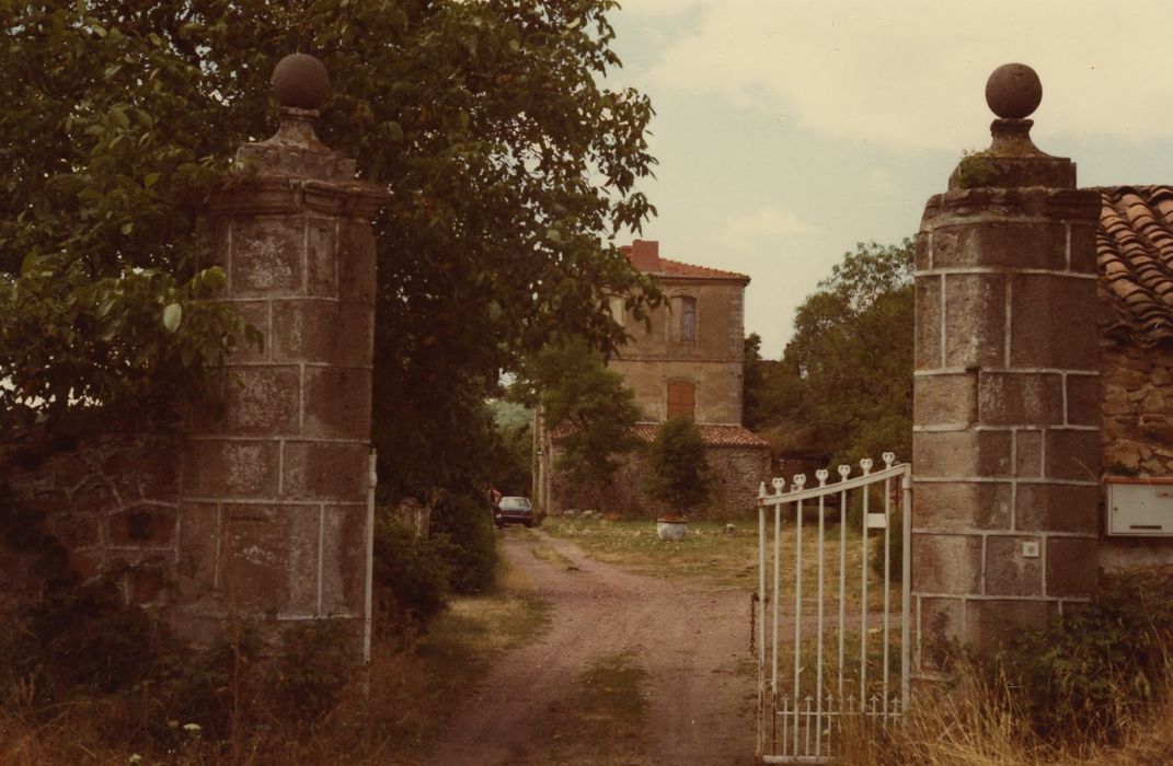 Château de Vernassal : Portail d’accès nord, vue générale