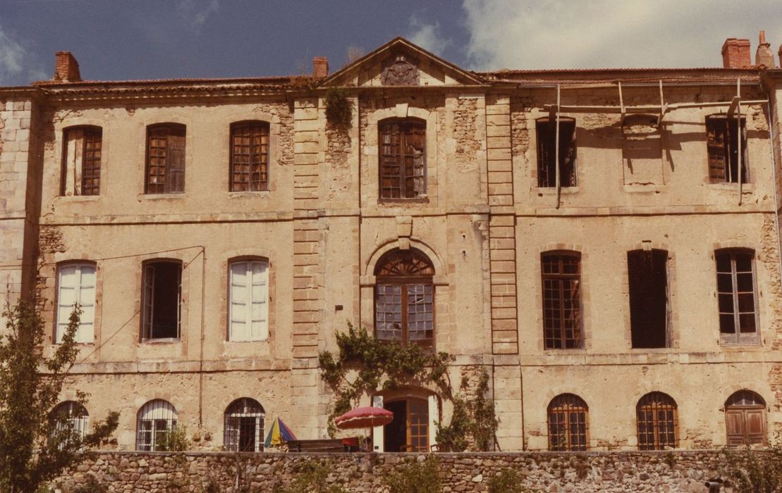 Château de Vernassal : Façade est, vue partielle