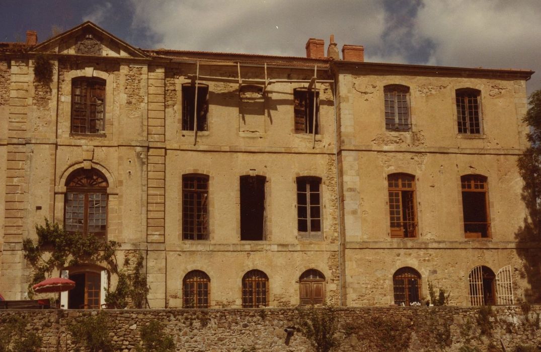 Château de Vernassal : Façade est, vue partielle