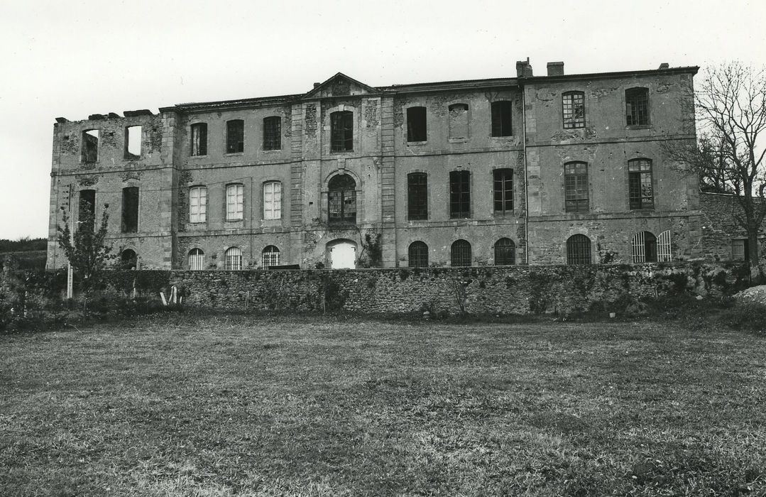 Château de Vernassal : Façade est, vue générale