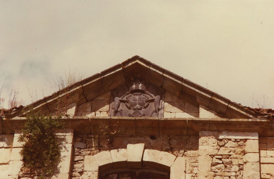 Château de Vernassal : Façade est, détail du tympan de l’avant-corps central