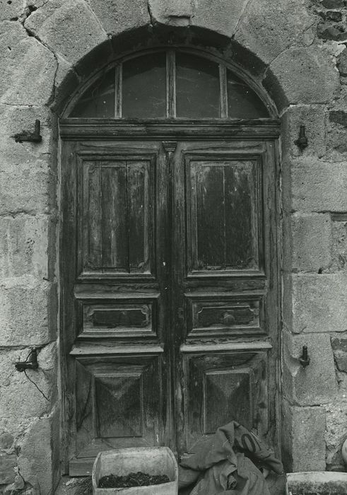 Château de Vernassal : Façade est, détail de la porte d’accès