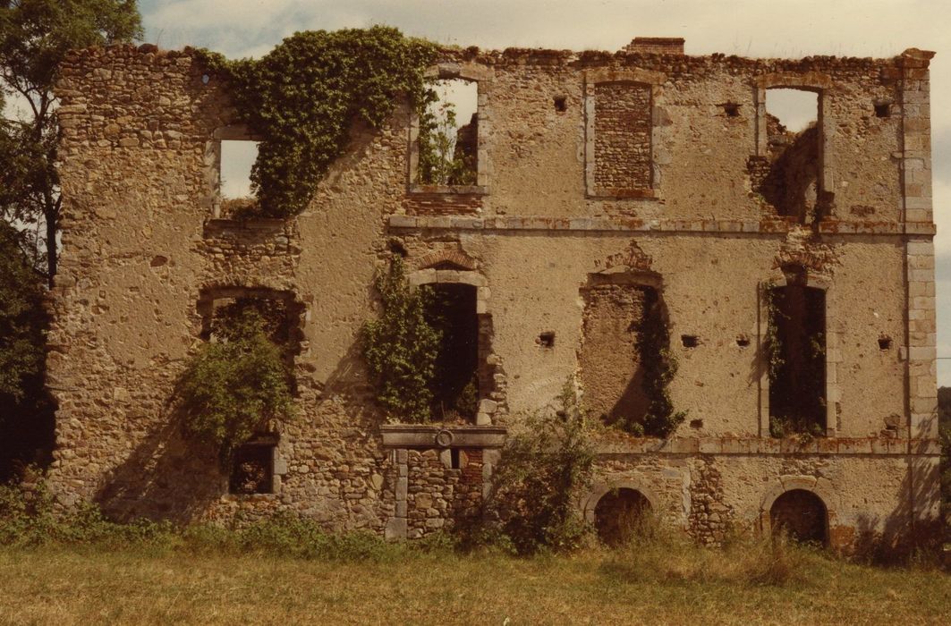 Château de Vernassal : Façade sud, vue générale