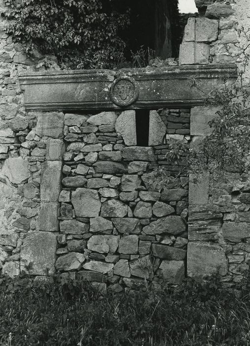 Château de Vernassal : Façade sud, ancienne porte d’accès, vue générale